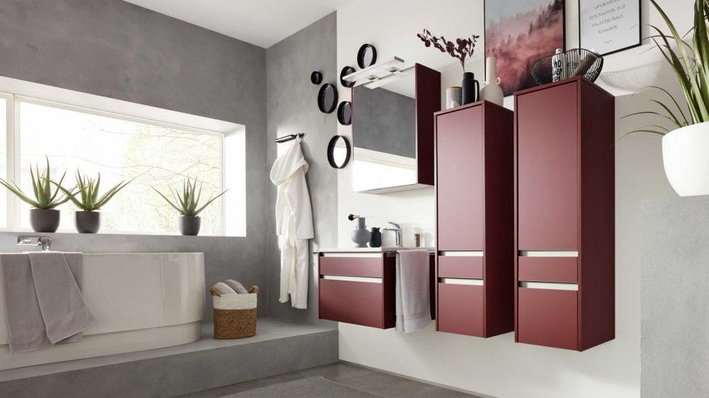 Dunkelgraues Badezimmer mit dunkelroten Badezimmermöbeln