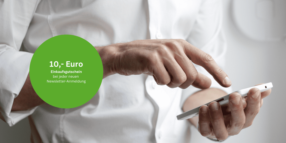 Mann in einem weißen Hemd tippt etwas auf seinem Handy