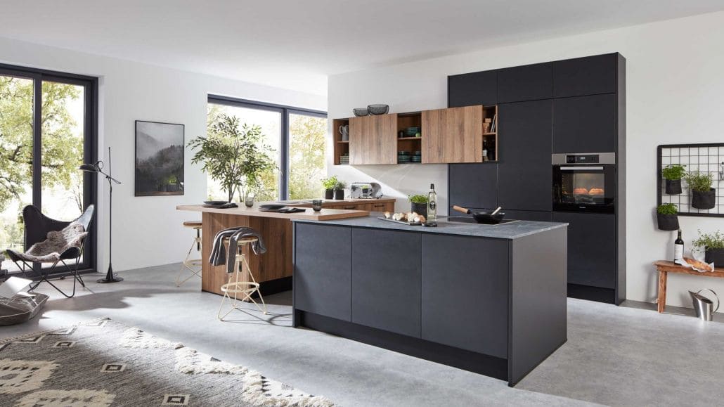 moderne Küche in Schwarz mit Holzdetails
