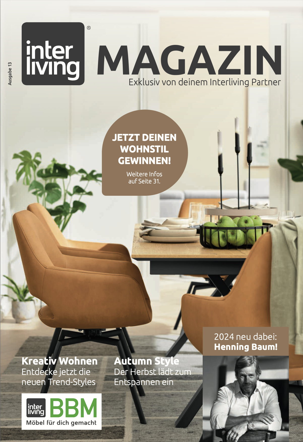 Magazin Interliving, ein. moderner Esstisch mit Stühlen im Hintergrund