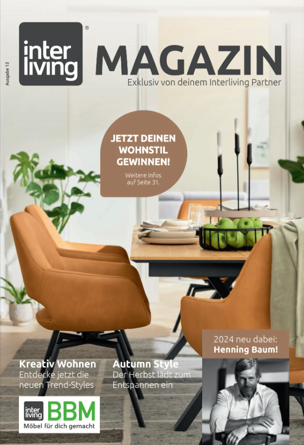 Magazin Interliving, ein. moderner Esstisch mit Stühlen im Hintergrund