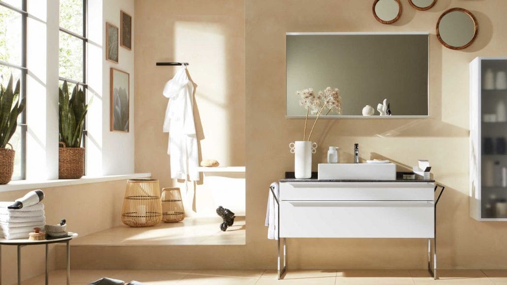 Badezimmer, mit beigen Wänden und weißer Badezimmer-Ausstattung