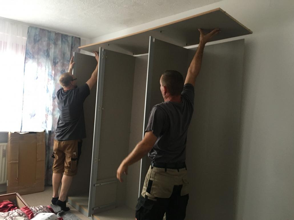 Monteure bauen einen Schrank zusammen