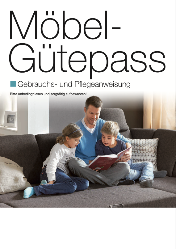 Möbel-Gütepass, Mann und 2 Kinder auf dem Sofa, er liest ihnen was vor