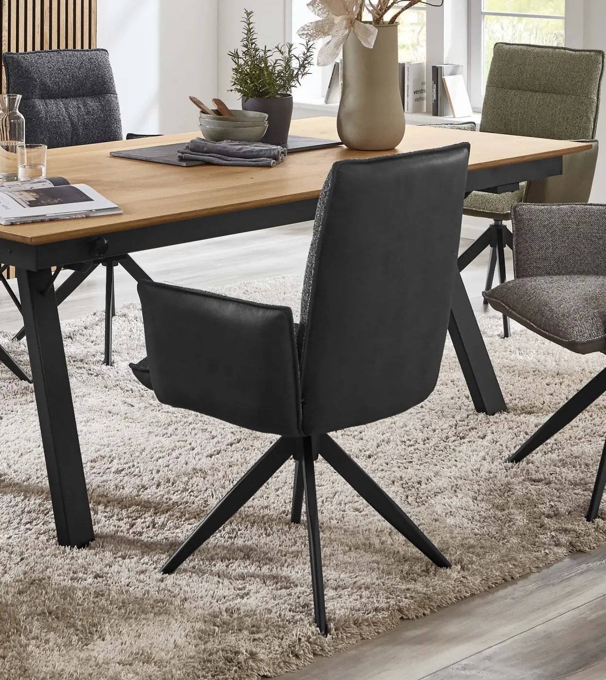 Drehbarer Armlehnstuhl mit Flexrücken