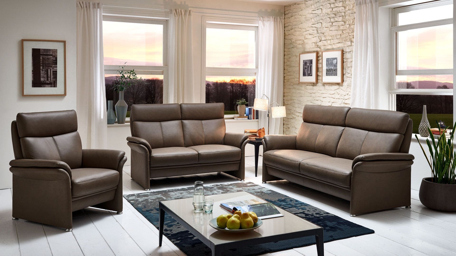 Dreiteilige Ledergarnitur, in dunkelbraun