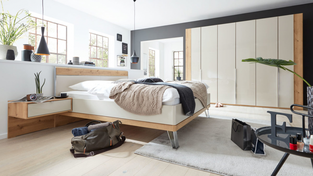 Schlafzimmer mit einem Bett und einem Schrank im Hintergrund