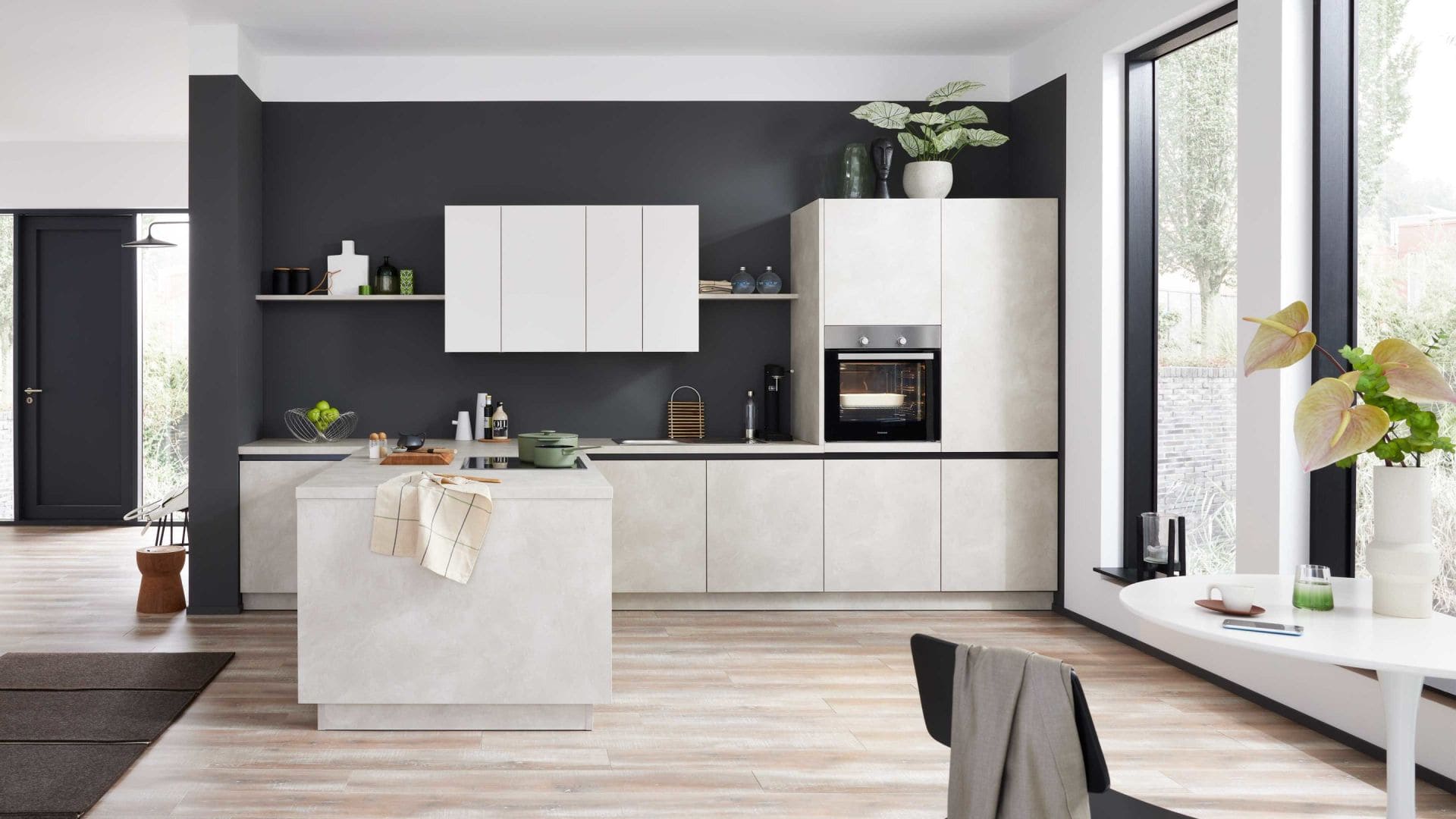 Moderne, helle Küche, mit Küchenblock