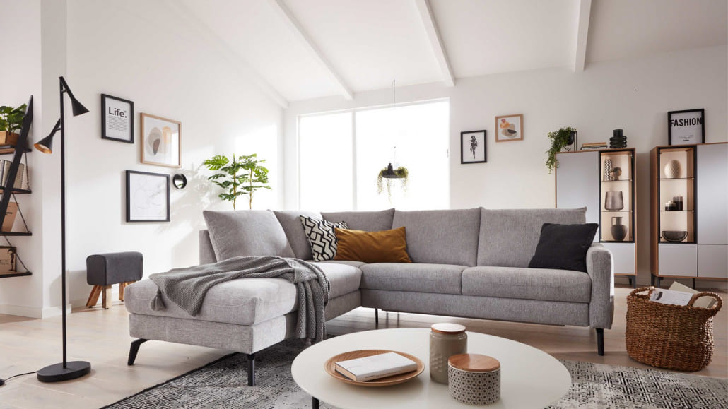 Graues Sofa, gemütlich dekoriert mit Kissen