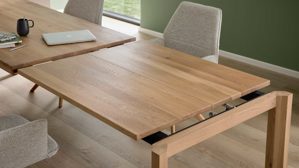 Auszugtisch von Interliving aus hellem Holz