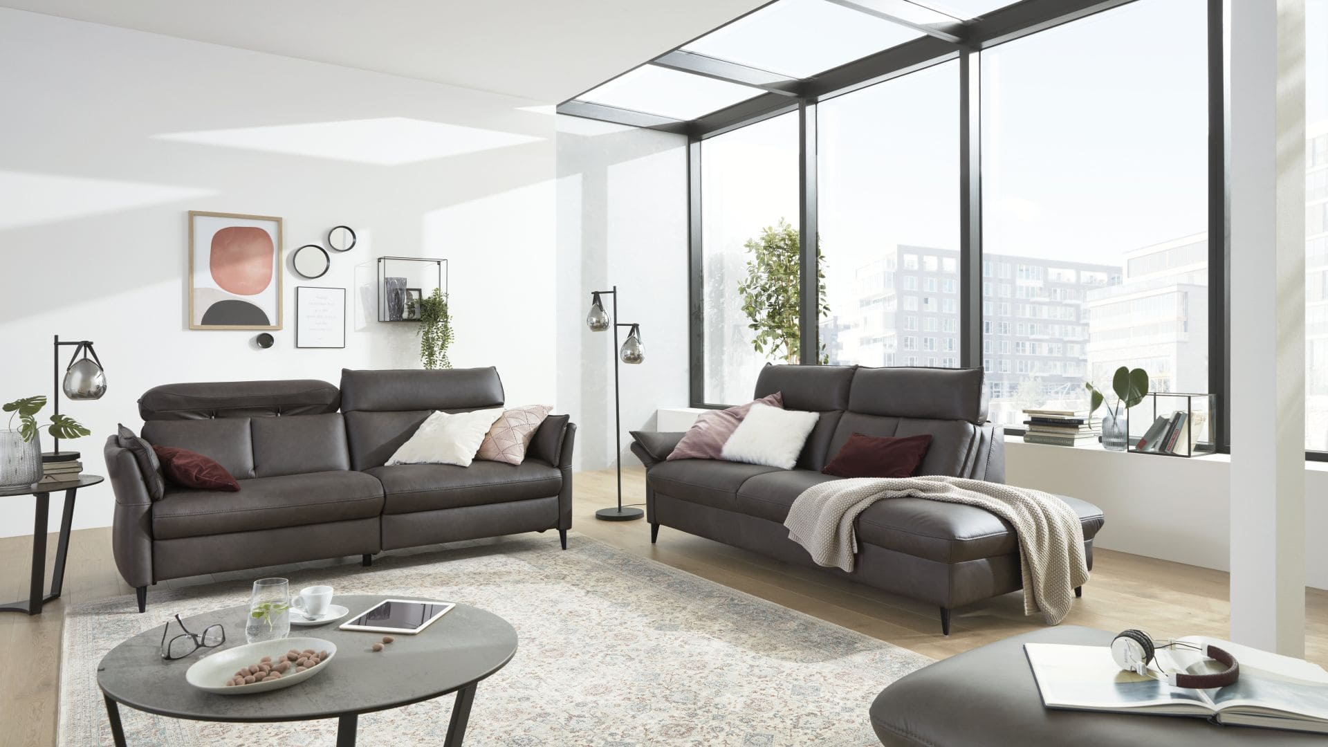 Schwarzes Sofa in Lederoptik