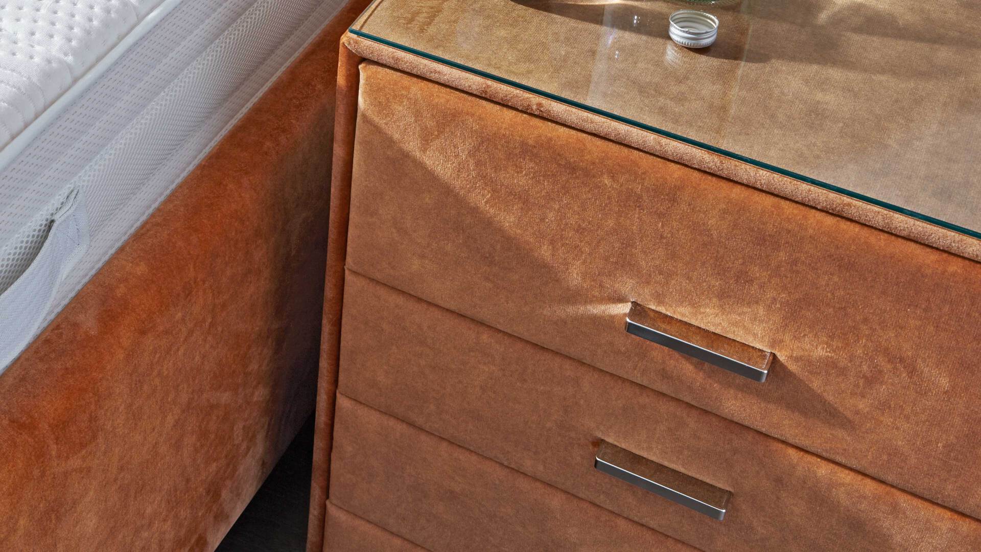 Interliving Polsterbett Serie 1411 Nachtkommode 47