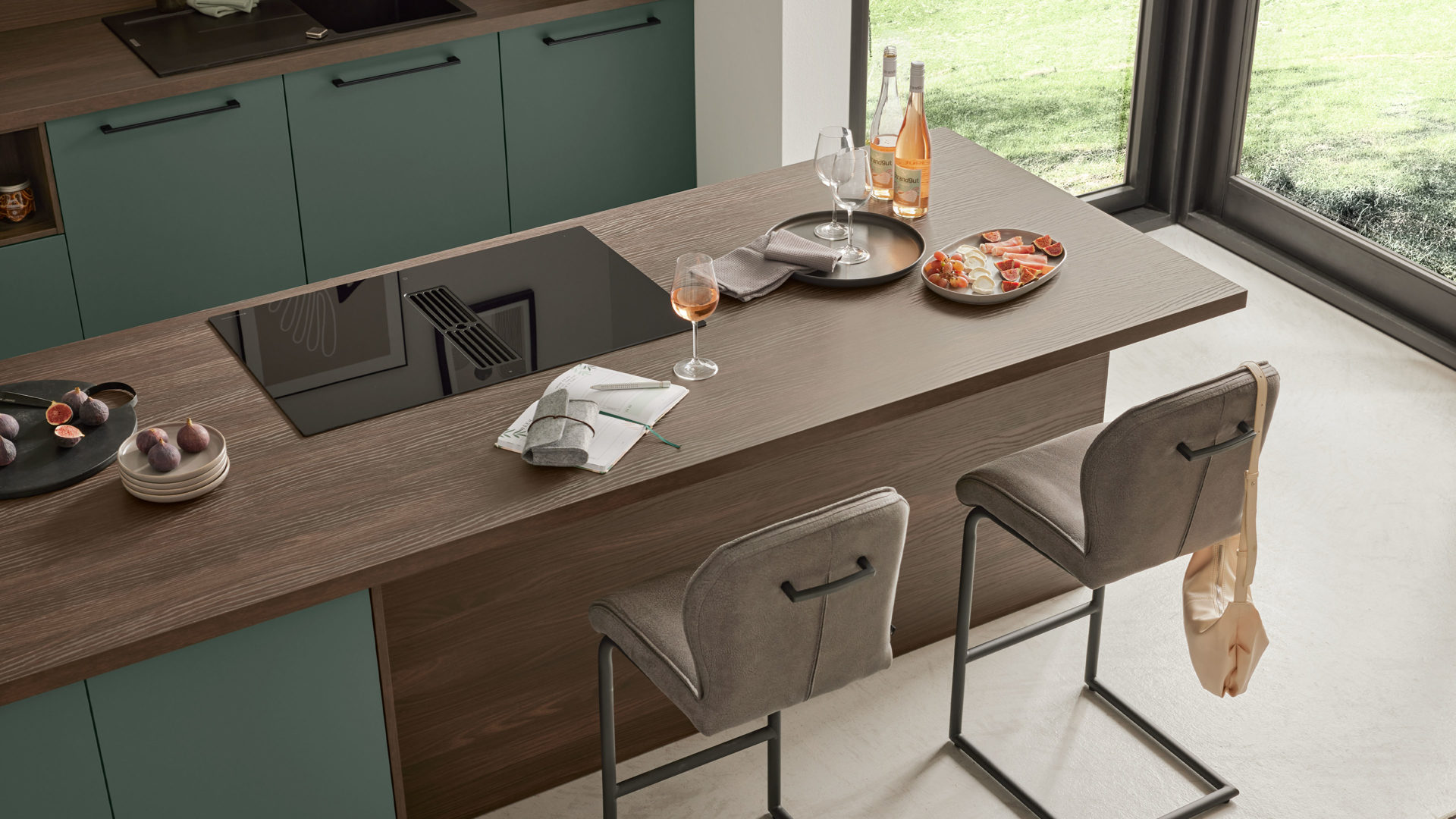 dunkelgrüne Küche mit dunkel brauner Ablage und Theke