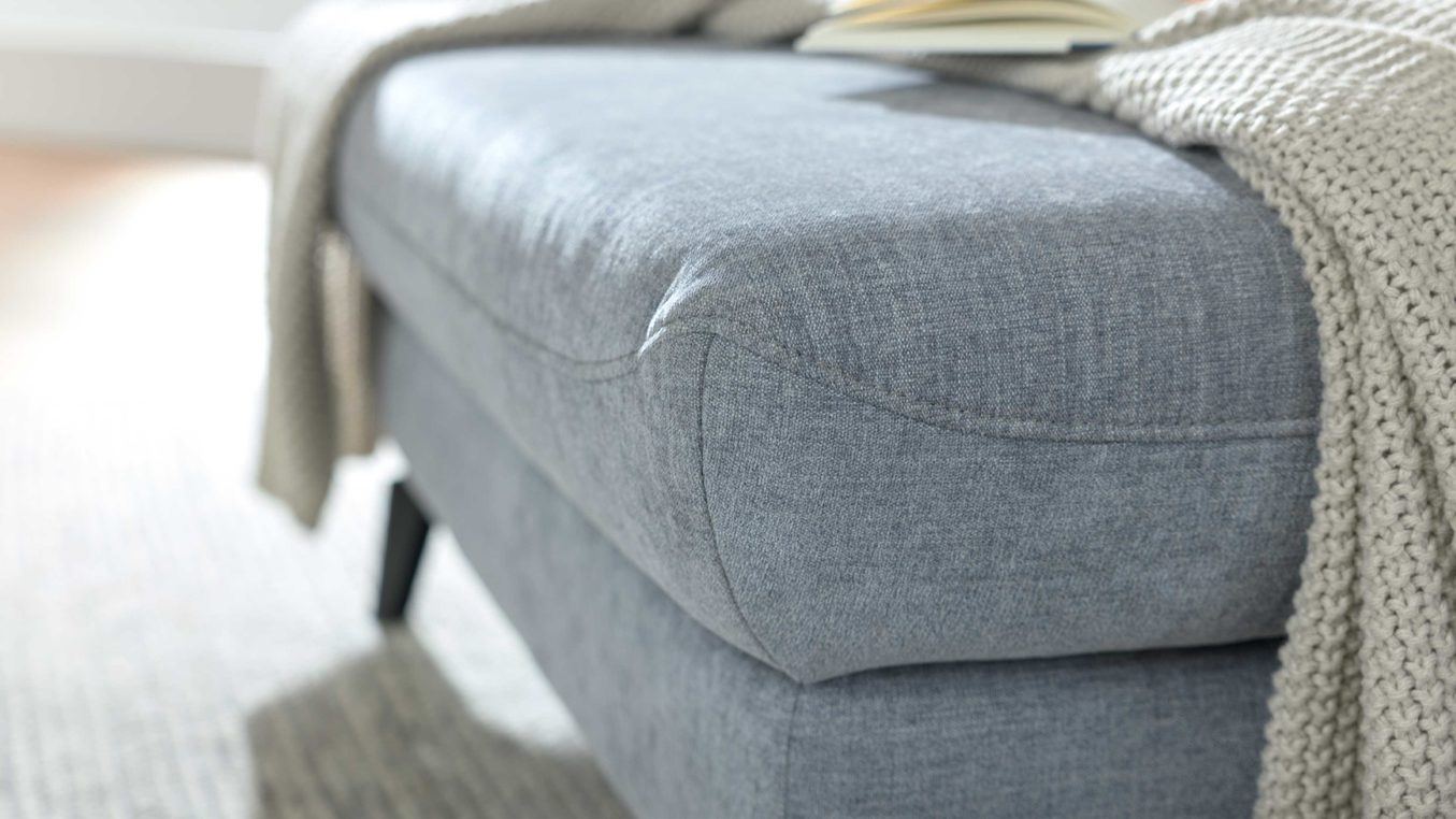 Nahaufnahme eines Taubenblauen Sofas