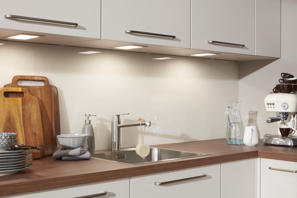 Weiße Küche mit brauner Ablage