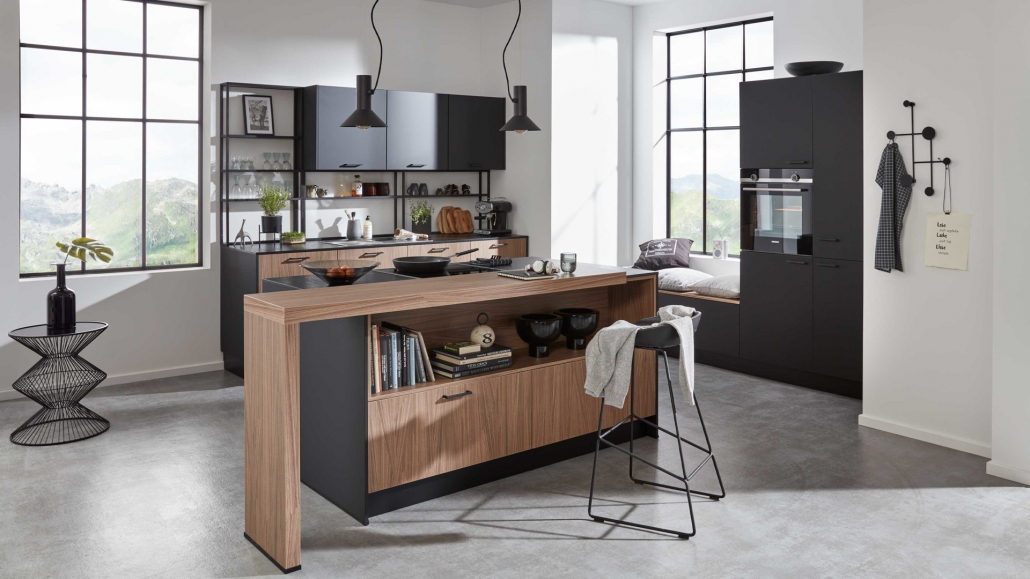 Küche in Schwarz mit Holzoptikdetails