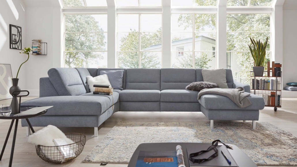Graues Sofa in einem modern minimalitsichen Wohnzimmer