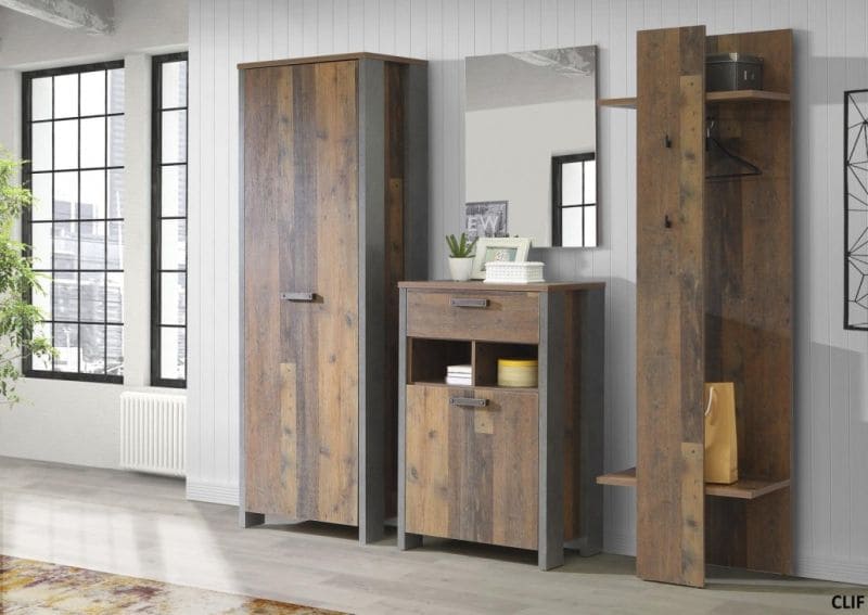 Garderobe aus dunklem Holz