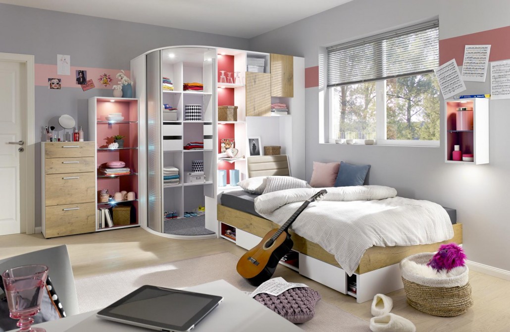 Kinderbett in einem hellen Kinderzimmer mit pinken Details