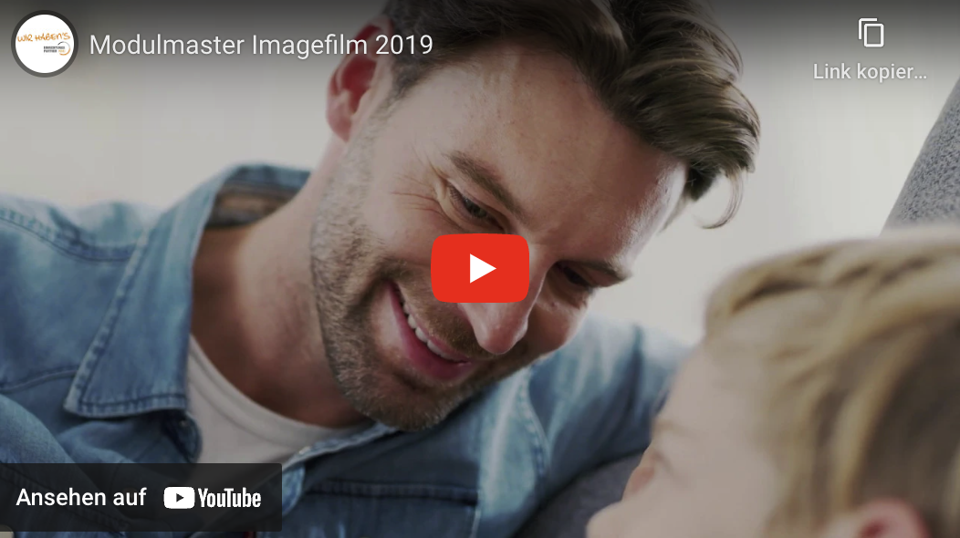 Mann schaut sein Kind liebevoll an