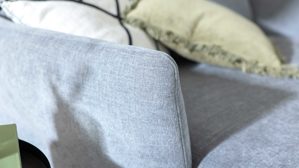 Nahaufnahme eines Taubenblauen Sofas