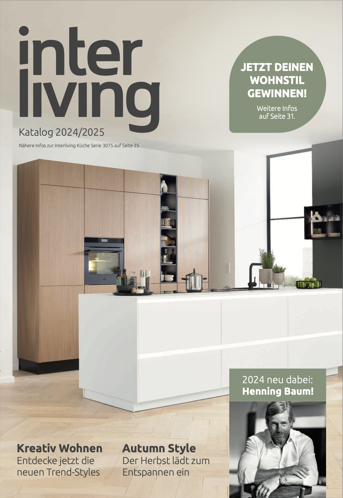 Interliving Magazin, Küche mit weißer, länglicher Kochinsel im Hintergrund