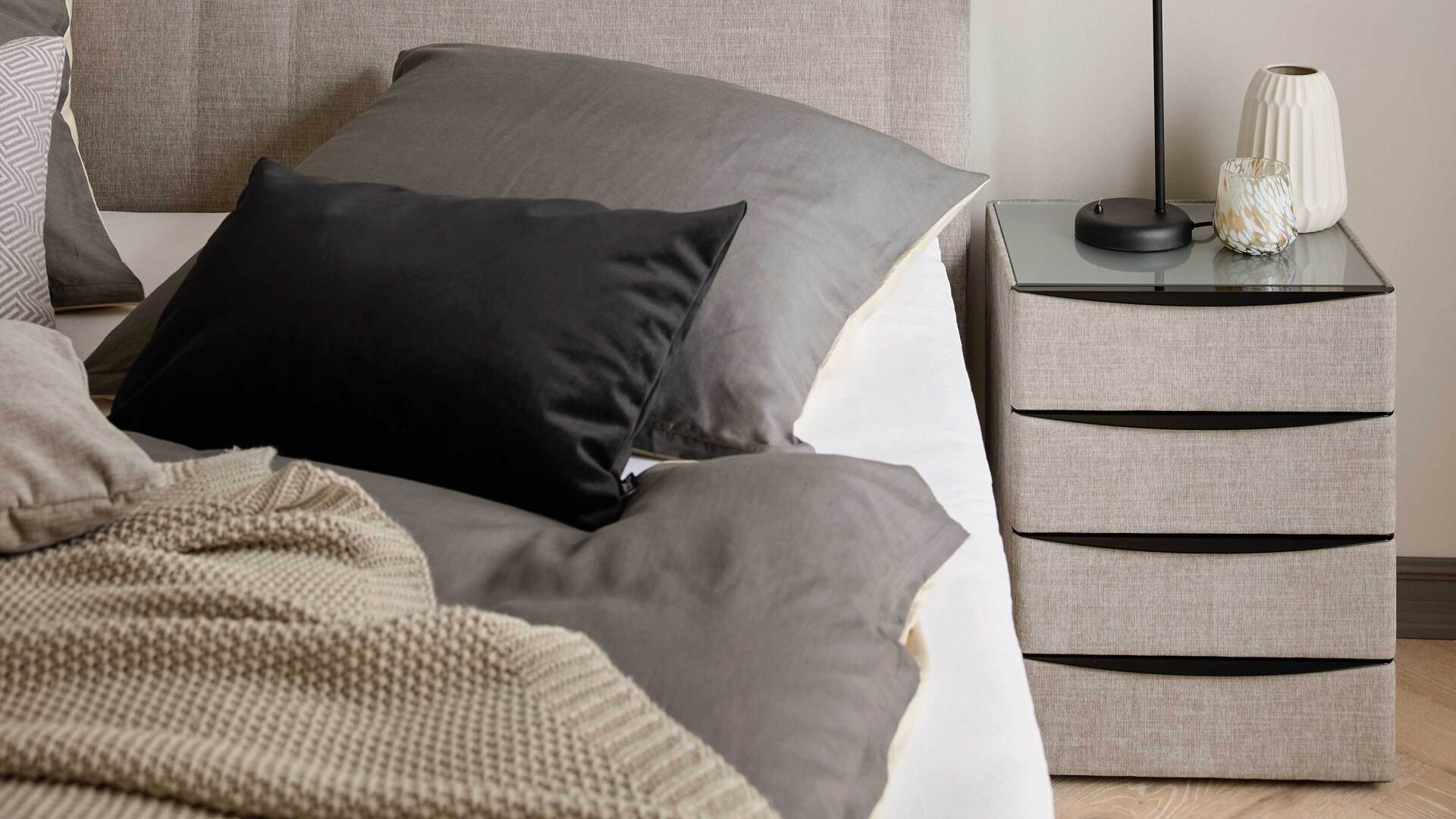 Interliving Boxspringbett Serie 1401 – Nachtkommode