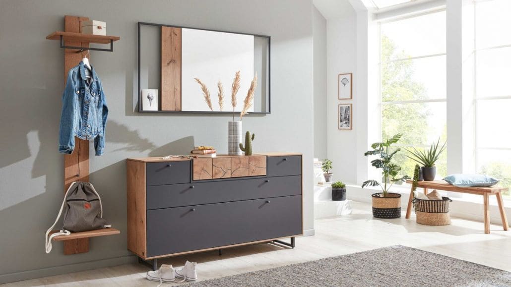 Garderobe in schwarz mit Details aus Holz