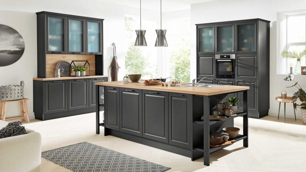 Schwarze Küche mit Holzablage