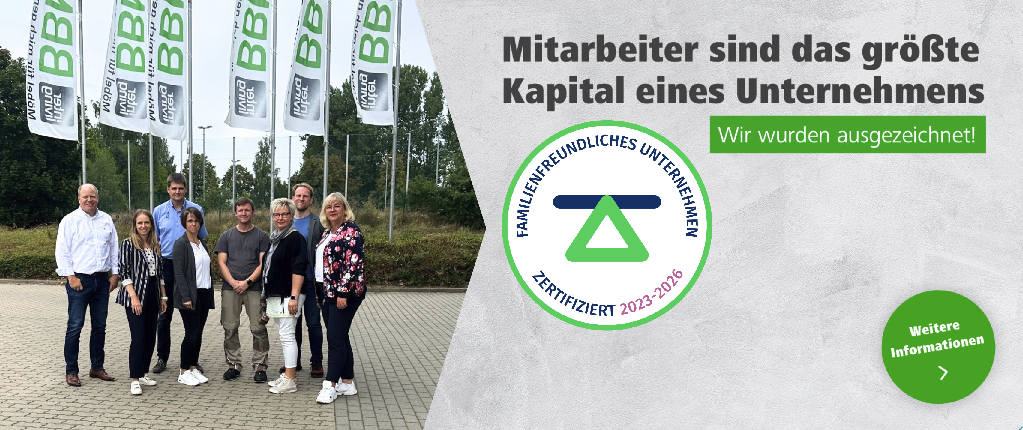 BBM Mitarbeiter vor den BBM Fahnen
