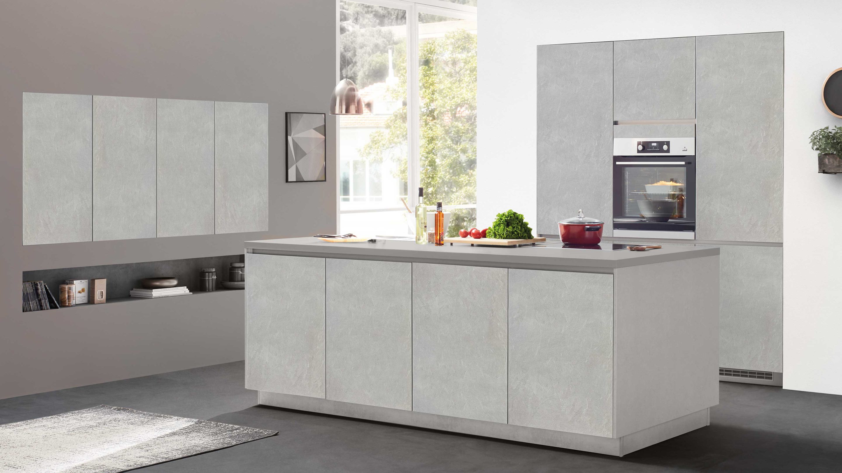 Weiße Küche in Betonoptik mit Kücheninsel