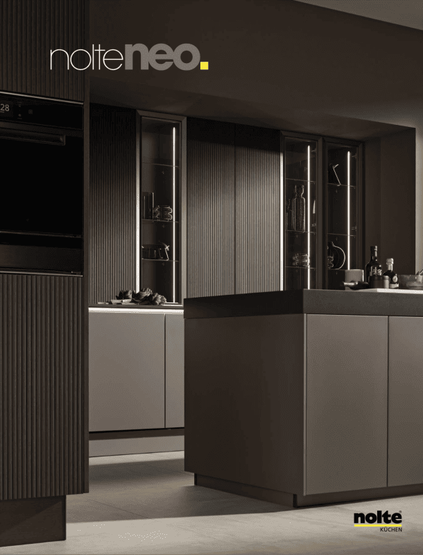 Nolte, Titelseite, mit moderner, dunkelgrauer Küche, mit Kücheninsel