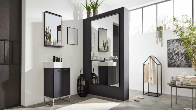 Modernes Badezimmer mit schwarzen Möbeln und weißer Wandfarbe