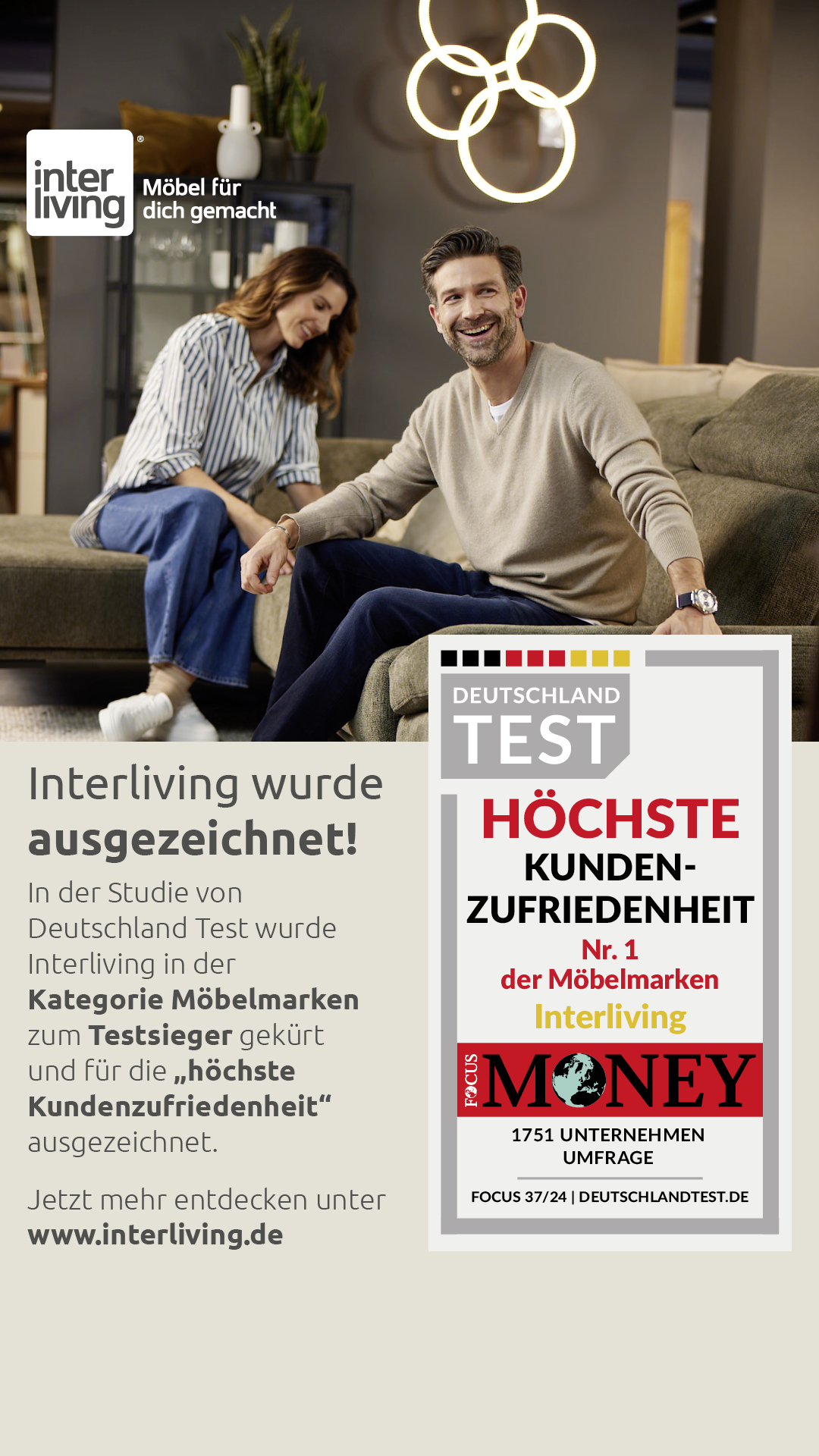 Zertifizierung "Höchste Kundenzufriedenheit"; im Hintergrund zwei zufriedene Leute auf einem Sofa.