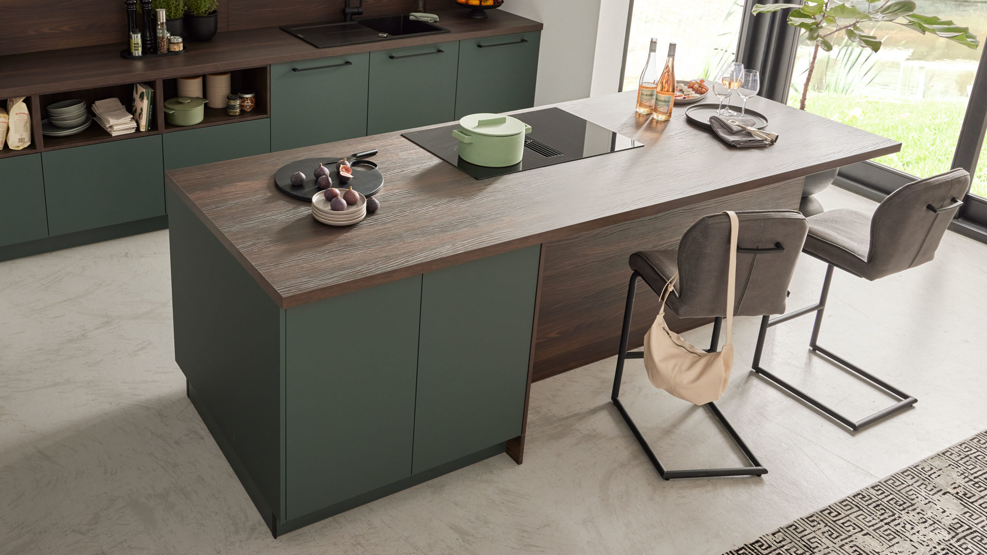 dunkelgrüne Küche mit dunkel brauner Ablage
