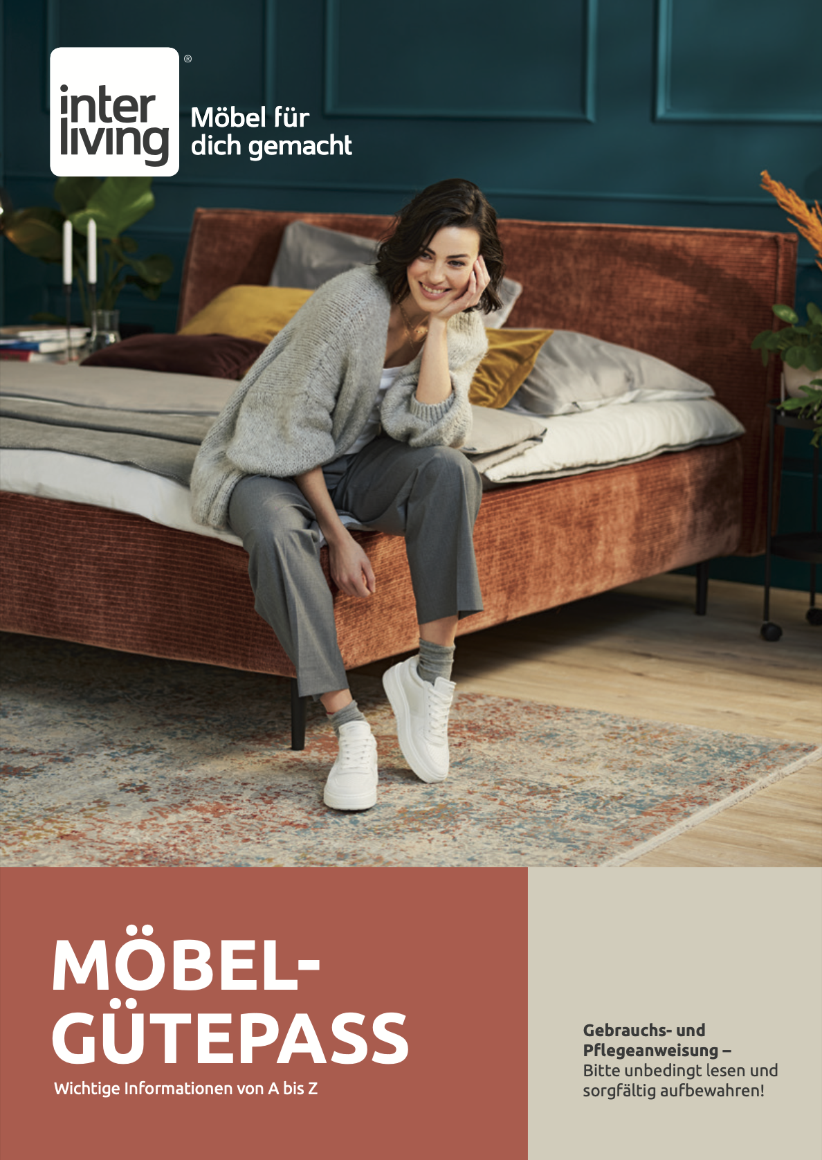 Möbel-Gütepass, im Hintergrund eine Frau auf einem Bett sitzend, die glücklich in die Kamera lächelt