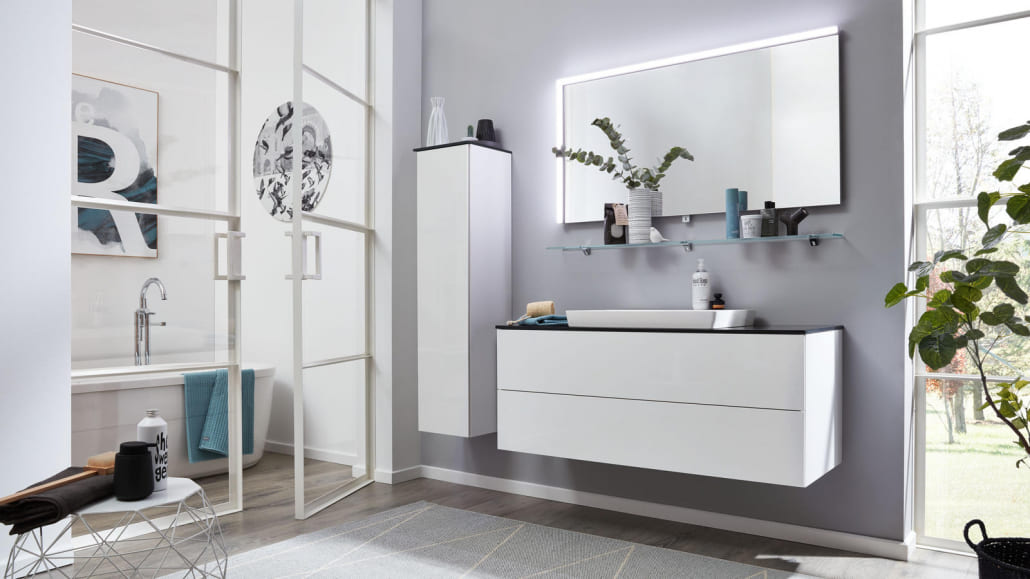 Modernes Badezimmer in Weiß mit grauer Wand