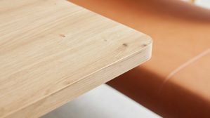 Tischkante in hellem Holz