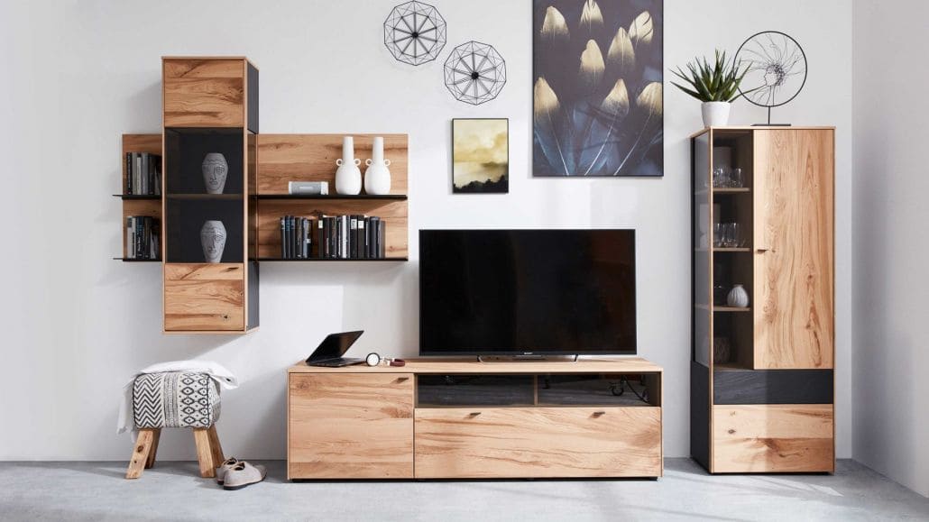 Wohnwand aus Holz mit schwarzen Details