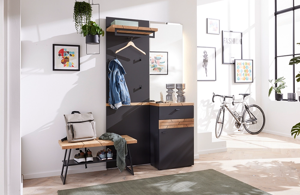 Garderobe von Interliving in Schwarz