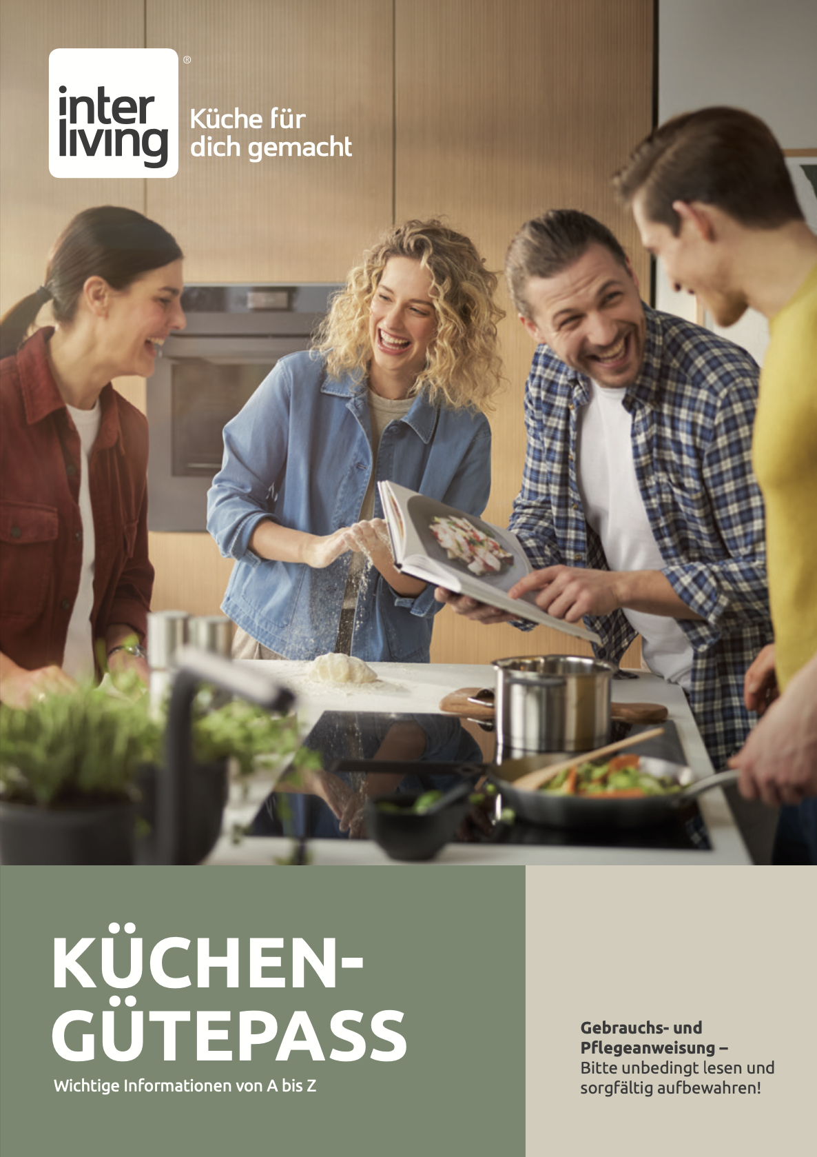 Küchen-Gütepass: Im Hintergrund 4 Erwachsene (2 Frauen, 2 Männer), die gemeinsam und einer Küche stehen und sich anlachen