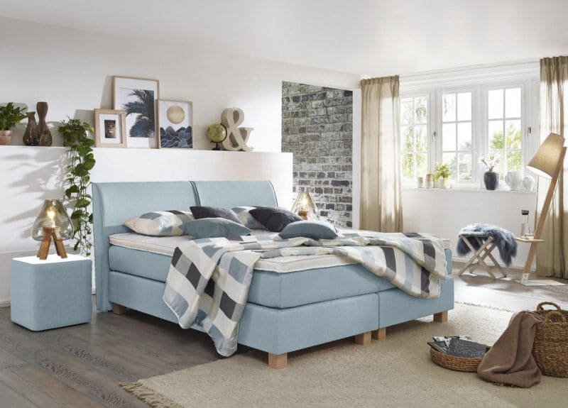 Hellblaues Boxspringbett