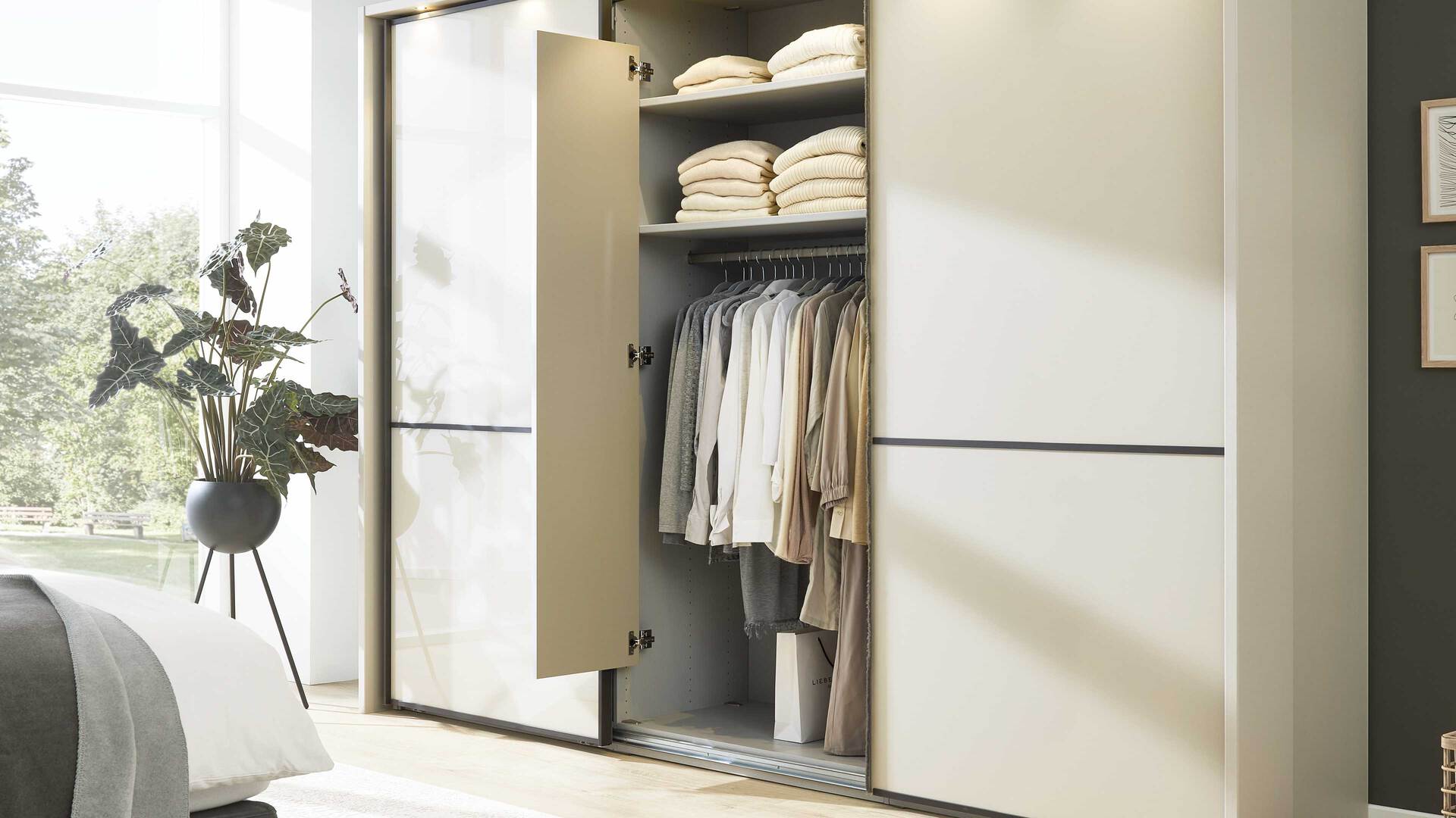 Interliving Kleiderschrank Serie 1205 – Schwebetürenschrank 637 Interliving Kleiderschrank Serie 1205 – Schwebetürenschrank 637