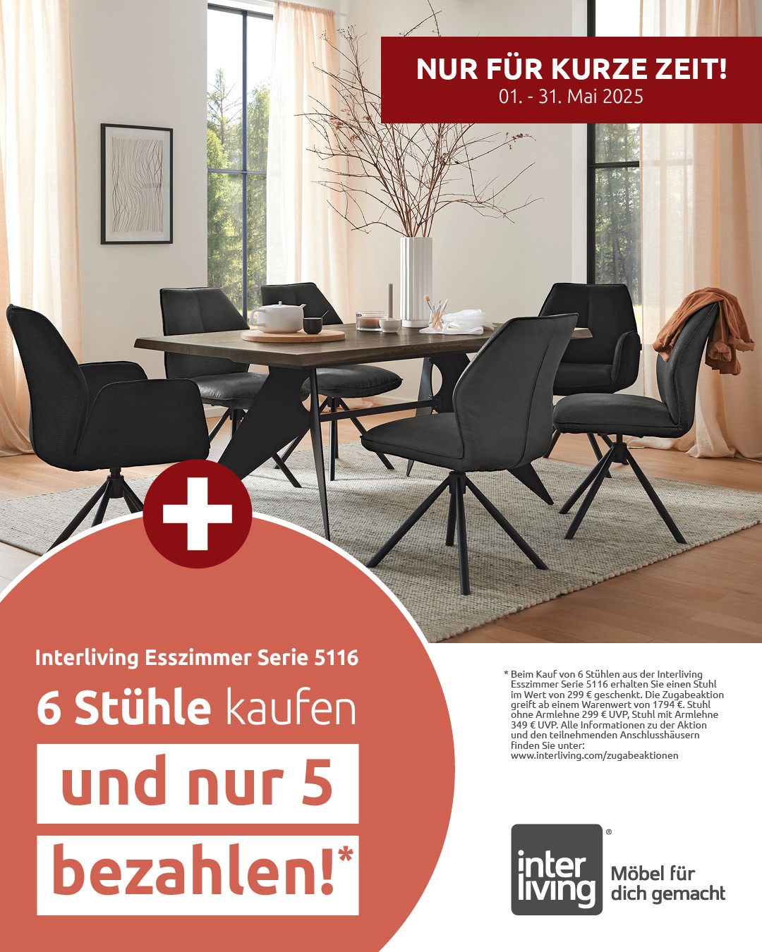 Esszimmertisch mit schwarzen Stühlen