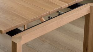 Auszugtisch von Interliving aus hellem Holz