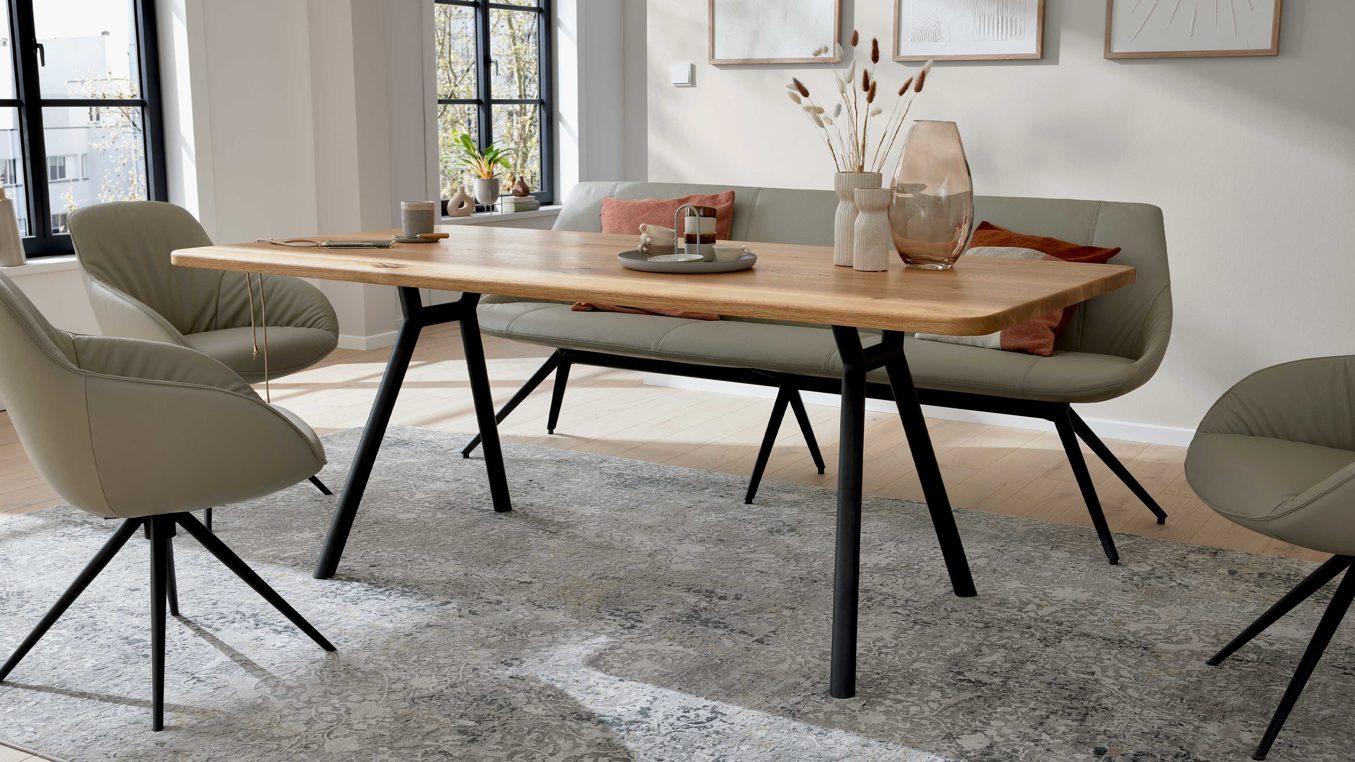 Heller Esszimmertisch, mit dunkelgrünen Stühlen drumherum