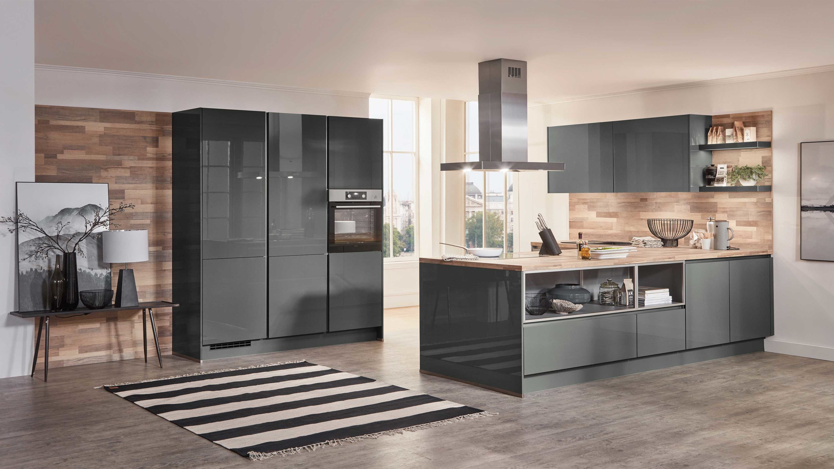 Moderne schwarze Einbauküche in Hochglanzoptik