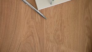 Holztisch, kleiner Teil der Platte zu sehen