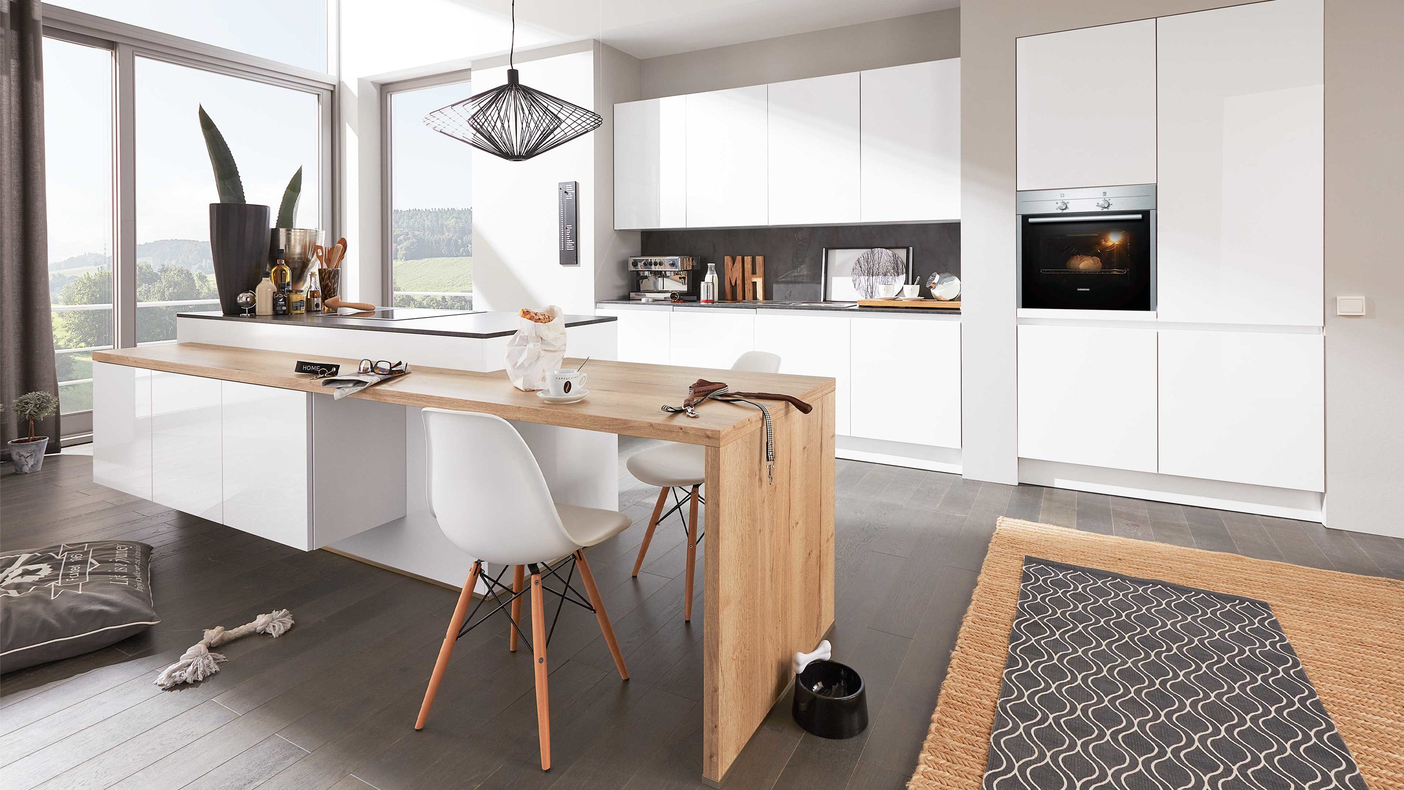 Weiße offene Einbauküche in Hochglanzoptik in Weiß