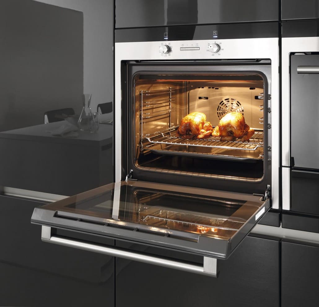 silberner Backofen, der offen steht